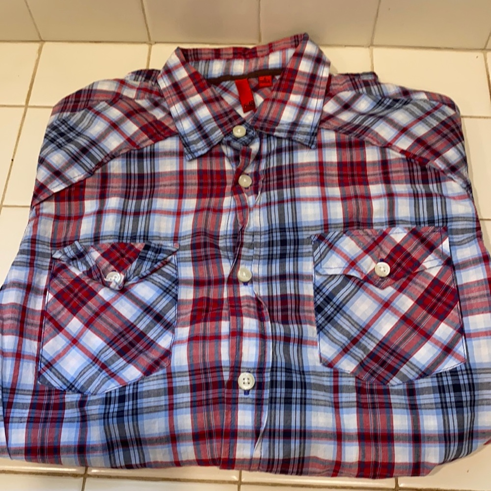 5/48 shirt size S in good condition,
